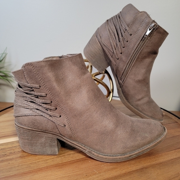 Very Volatile Vegan Leather Ankle Boots Size 8 - Picture 3 of 15